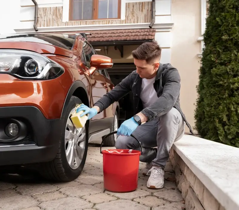 Lavage auto à domicile Châtellerault : professionnel intervenant sur un véhicule